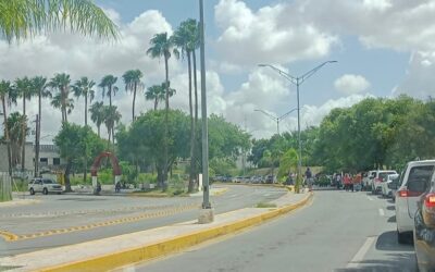 Las Consecuencias de Esperar en una Fila de Vehículos con el Carro Encendido